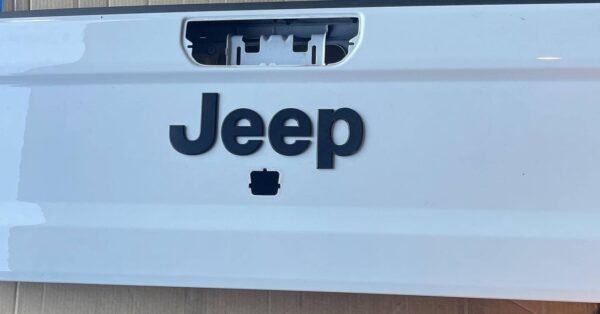 2022 jeep gladiator OEM TailGate white - Image 2