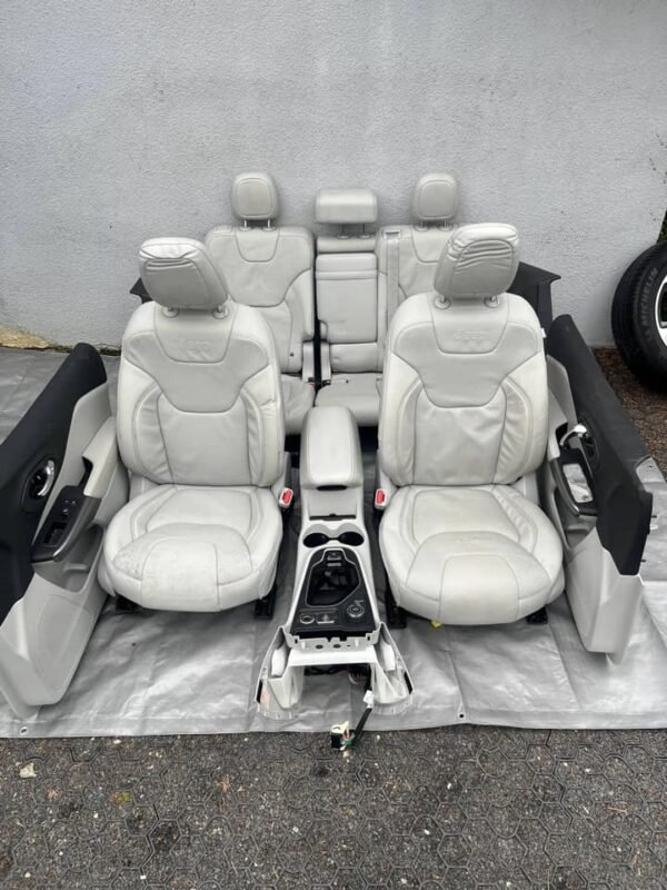 Jeep Cherokee KL Leather Seats